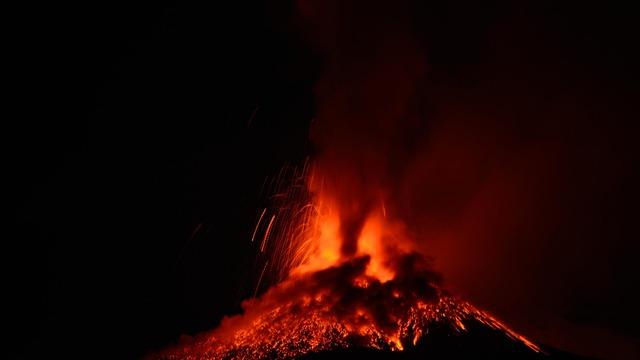 Dünyanın en aktif yanardağı yeniden faaliyete geçti! Tüm uçuşlar durduruldu...