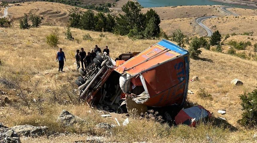 Feci kaza! Freni patlayan kamyon şarampole devrildi: 2 ölü, 2 yaralı