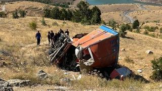 Feci kaza! Freni patlayan kamyon şarampole devrildi: 2 ölü, 2 yaralı