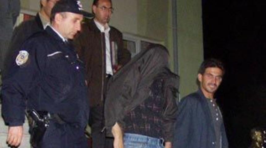 300 kiloluk tarihi &ccedil;anı &ccedil;alıp, polislerle pazarlık yaptılar