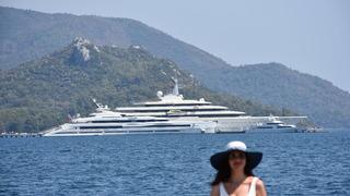 Marmaris'e demirleyen mega yatlar turistlerin ilgi odağı oldu