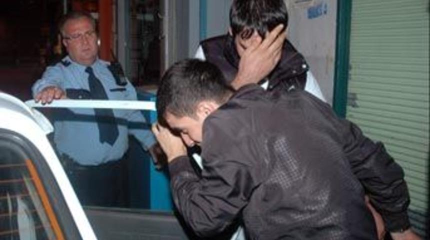 Hırsızlar g&uuml;venlik kamerasına takıldı