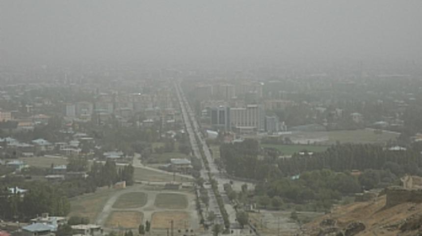 Toz bulutu Van'ı yuttu 