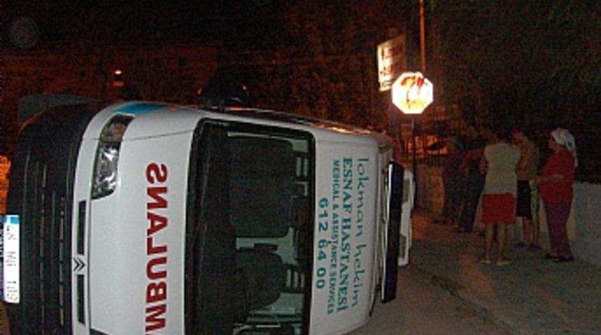 Yaralı taşıyan ambulans takla attı 