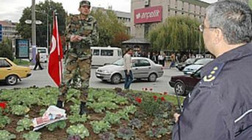 Gazi, askere alınmak i&ccedil;in eylem yaptı