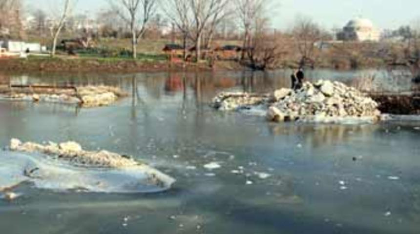 Tunca nehri buz tuttu