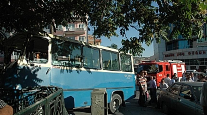 Yangına giden itfaiye aracı minib&uuml;s ile &ccedil;arpıştı: 7 yaralı