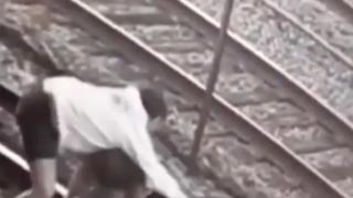 Tren raylarına oturup fotoğraf çektirmek istediler! Elektrik akımına kapıldılar... Saniye saniye kameralara yansıdı