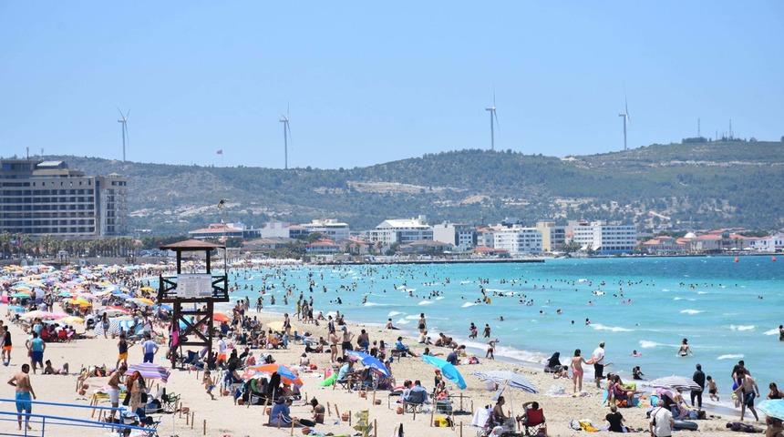 &Uuml;cretsiz halk plajları yerine protestoların hedefindeki beach clublar tercih ediliyor! Tatilcilerin g&ouml;zde adresi &Ccedil;eşme'de dikkat &ccedil;eken fiyatlar: Giriş &uuml;creti almayanlar da var