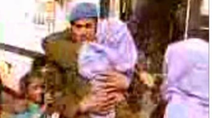 Annesine şehit olacağını biliyor gibi sarılmış