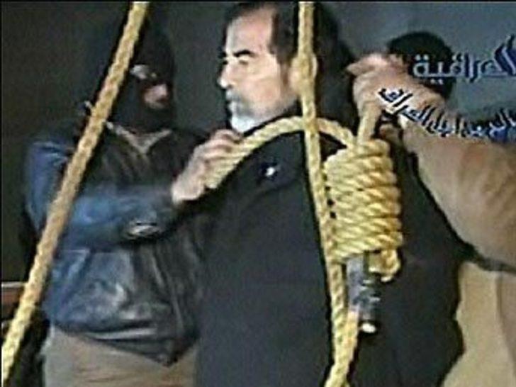 Саддам хусейн саудовская аравия. Mr credo саддам. Хусейн и сталин. Мистер кредо саддам хусейн. Mr credo саддам.