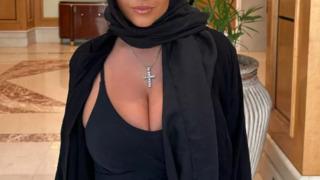 Sosyal medya fenomeni Apollonia Llewellyn’in süper minisi gelinliğe benzetildi! Dantel ve kuyruk detayı beğenilmedi