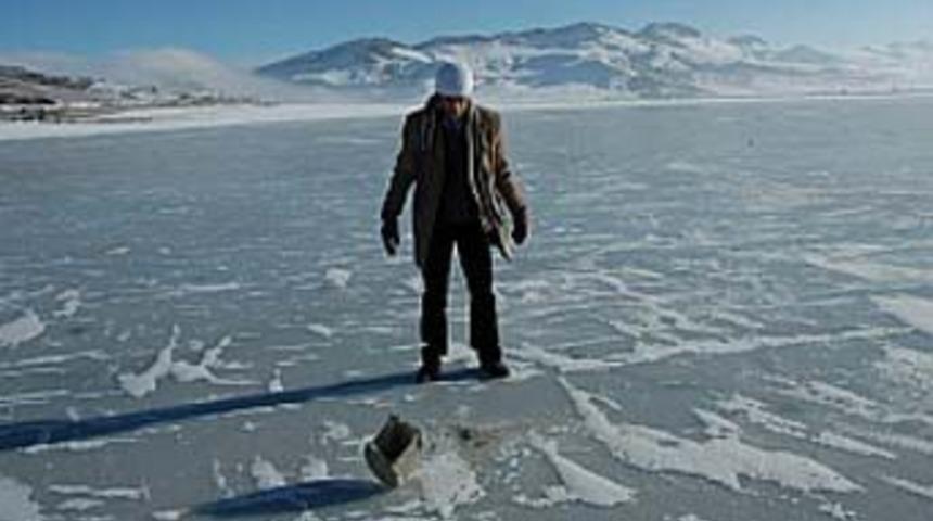 Donan g&ouml;lde taşla futbol oynadılar