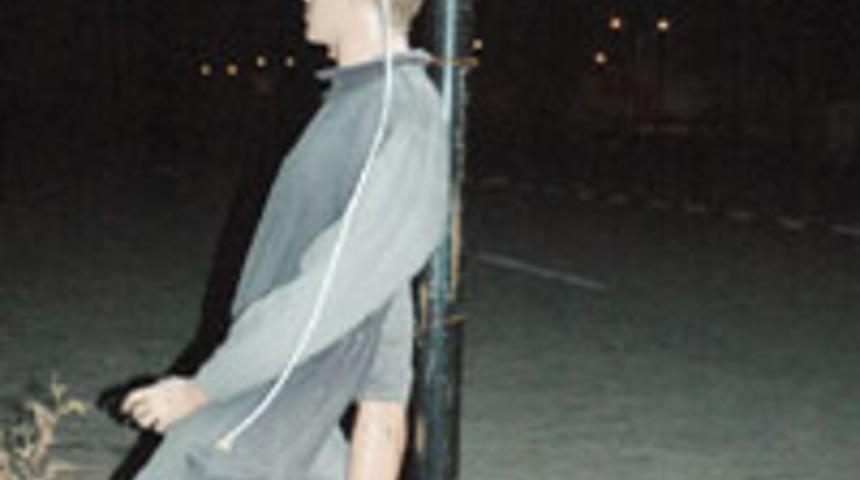 Direğe bağlı vitrin mankeni polisi alarma ge&ccedil;irdi