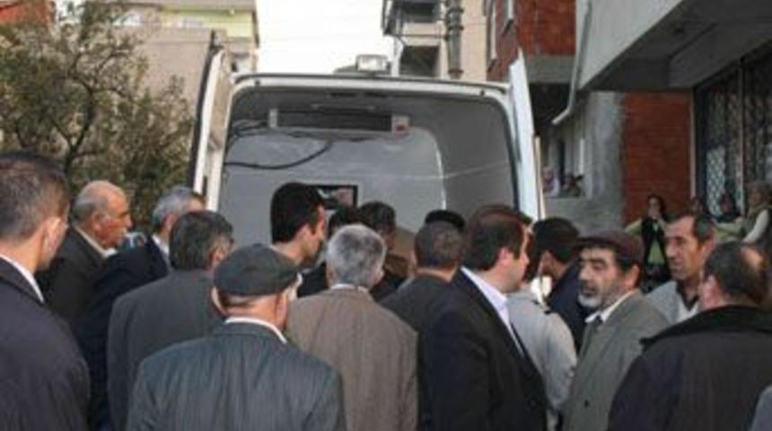 Silahını temizlerken kazayla kızını vurdu