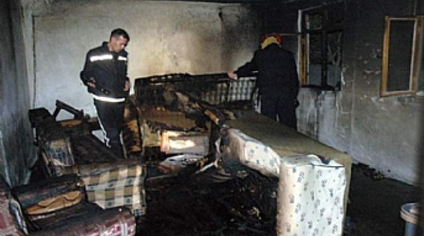 Katil zanlısının baba evi kundaklandı