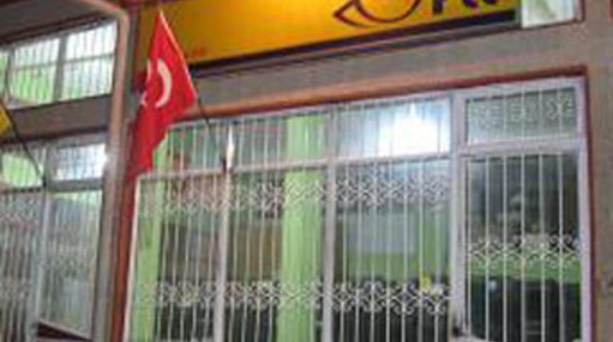 Veznedarın boğazını kesip 200 bin YTL &ccedil;aldılar!