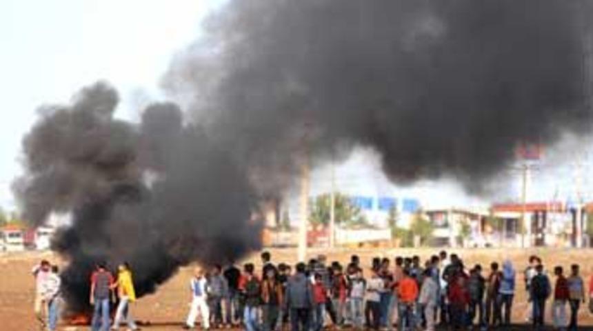 DTP'nin Diyarbakır'daki oturma eylemi s&uuml;r&uuml;yor