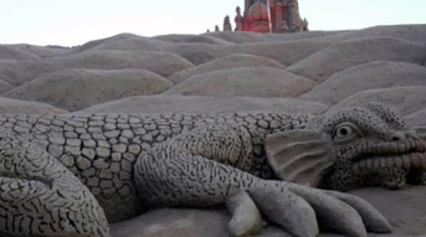 Antalya'da sanat şaheseri kumdan heykeller