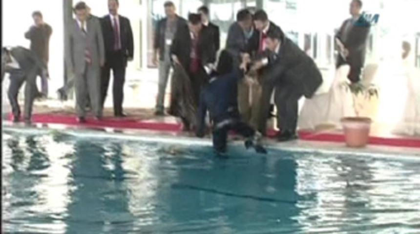 Muhabirin havuz şoku