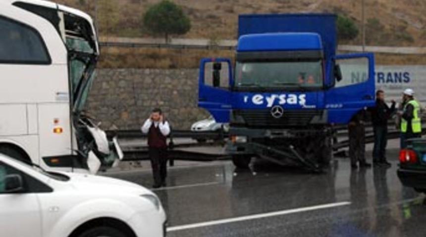 30 ara&ccedil; birbirine girdi