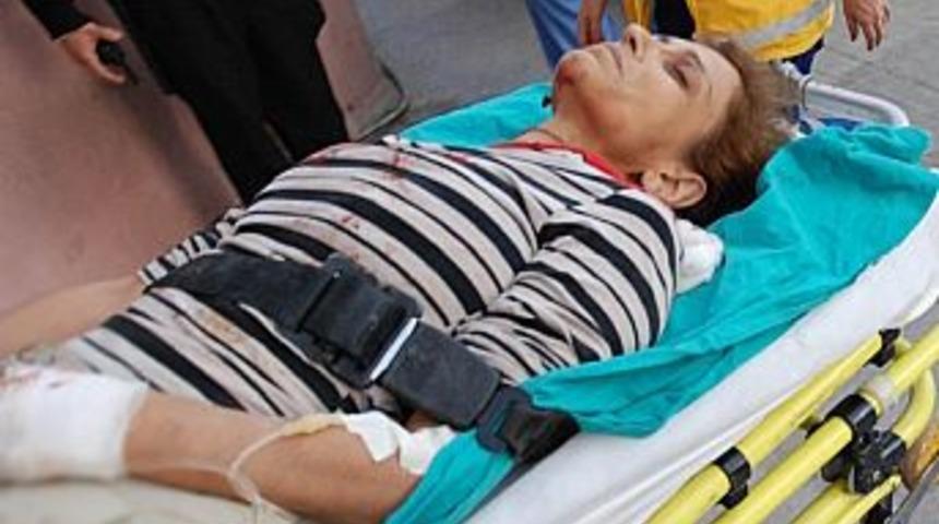 Bunalıma giren kadın sokakta bileklerini kesti