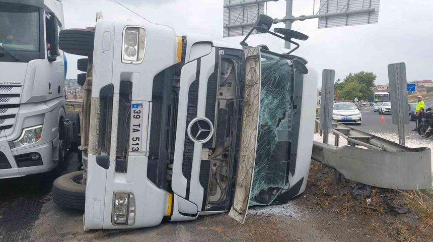 Tekirdağ’da mıcır yüklü tır devrildi: 1 yaralı
