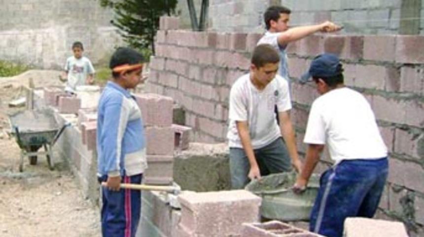 &Ouml;ğrenci har&ccedil; yapıyor, &ouml;ğretmen duvar &ouml;r&uuml;yor