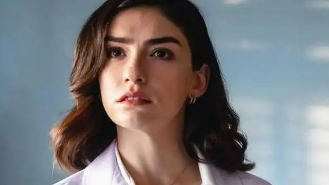 Babasını kaybeden Hazar Ergüçlü'nün cenazedeki hali yürek burktu! Gözyaşlarına boğuldu