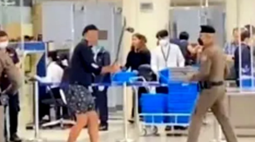 Uçağa alınmayınca öfkeden deliye döndü! Kaykayı polisin üzerine sürüp tehdit etti