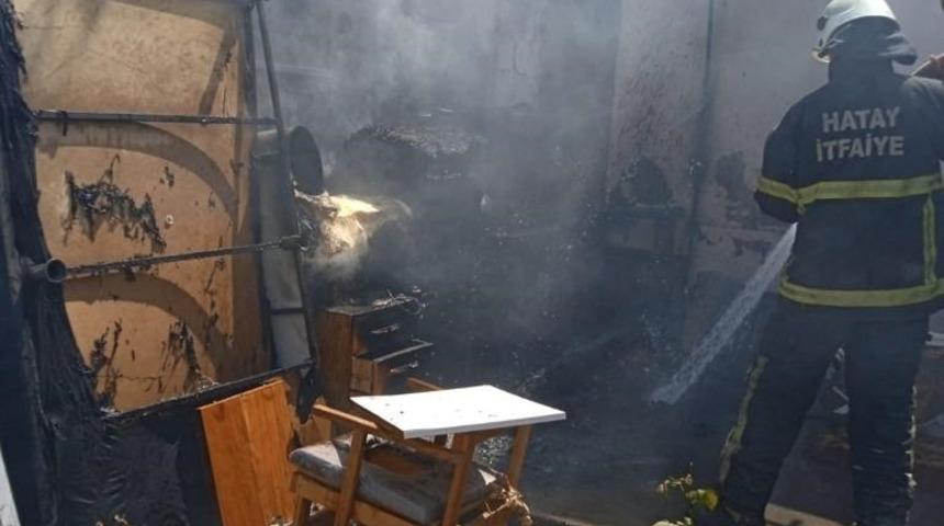 Antakya’da yanan ev diğerlerine sıçramadan söndürüldü