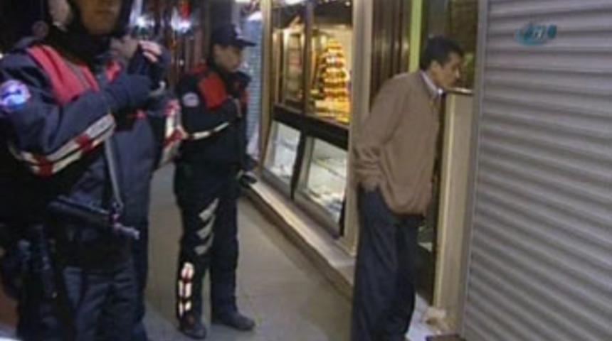 Vitrinlere bakarken kepenk kapanınca mahsur kaldı