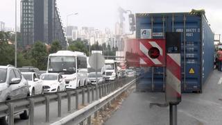 İstanbul'da TIR devrildi! TEM'de trafik durma noktasına geldi