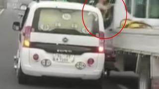 Camdan sarktı, yan araçtaki sürücüye yumruk attı! İstanbul'da korku dolu anlar