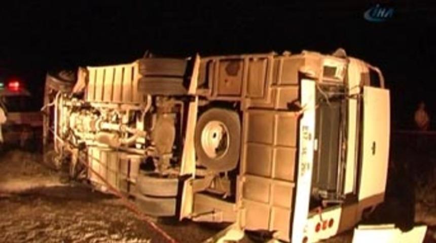 &Ccedil;anakkale'de trafik kazası: 6 &ouml;l&uuml;, 19 yaralı