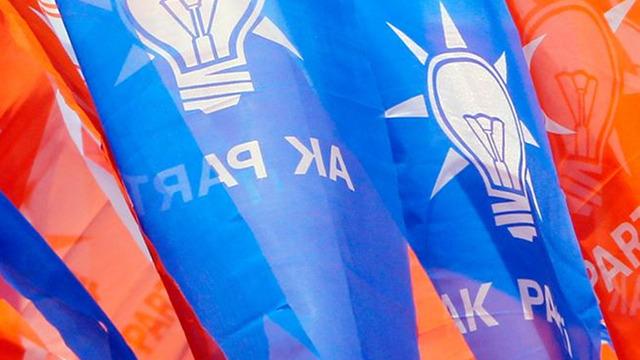 Kütahya'da AK Parti Emet İlçe Başkanı Süleyman Ciner, Aslanapa İlçe Başkanı Cafer Bayrak ve Dumlupınar İlçe Başkanı Ali Bursa görevinden istifa etti