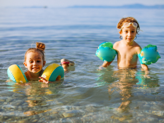 Çocuklarınızın havuzda ve denizde kullanıp güvende kalacağı en iyi kolluk modelleri