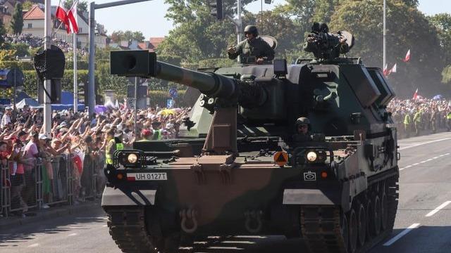 Putin sert sözlerle uyarmıştı! Polonya ordusu modern silahlarla gövde gösterisi yaptı! Bir ilk yaşandı