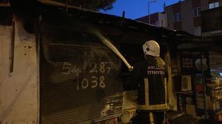 Antalya'da çıkan yangında 2 iş yeri hasar gördü