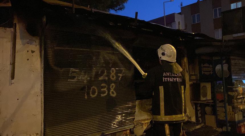 Antalya'da çıkan yangında 2 iş yeri hasar gördü