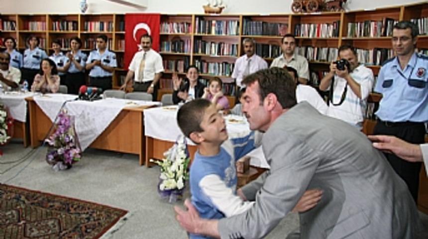 K&uuml;&ccedil;&uuml;k Oğuz'un anne ve babasına cezaevinde nikah kıyıldı