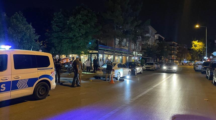 Ankara'da silahlı kavgada 2 kişiyi yaralayan zanlılar otomobille kaçarken 2 yayaya çarptı