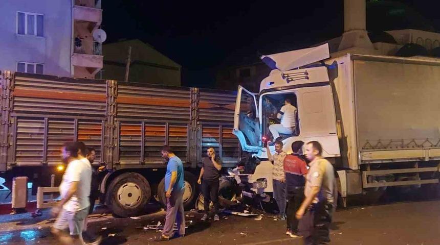 Uşak’ta kamyon tıra arkadan çarptı: 1 yaralı