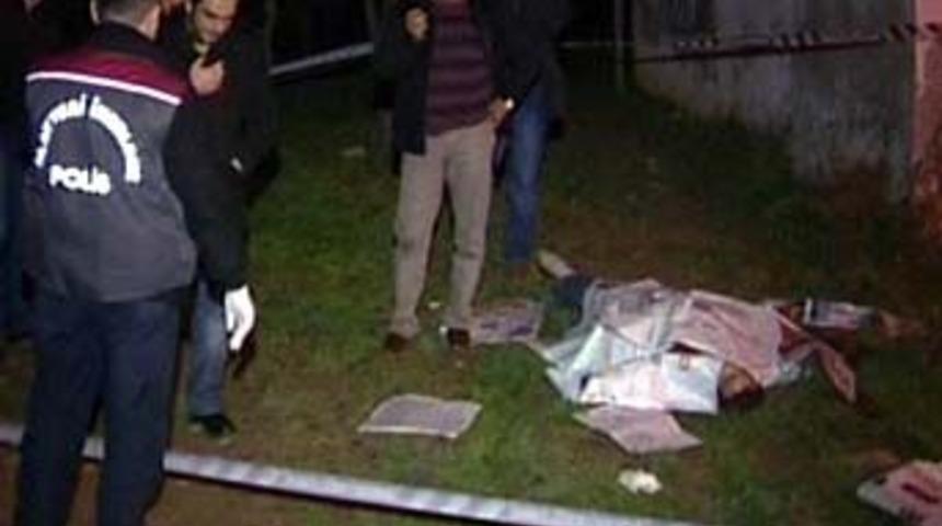 D&ouml;rt kişinin d&ouml;vd&uuml;ğ&uuml; gen&ccedil; bı&ccedil;aklanarak &ouml;ld&uuml;r&uuml;ld&uuml;