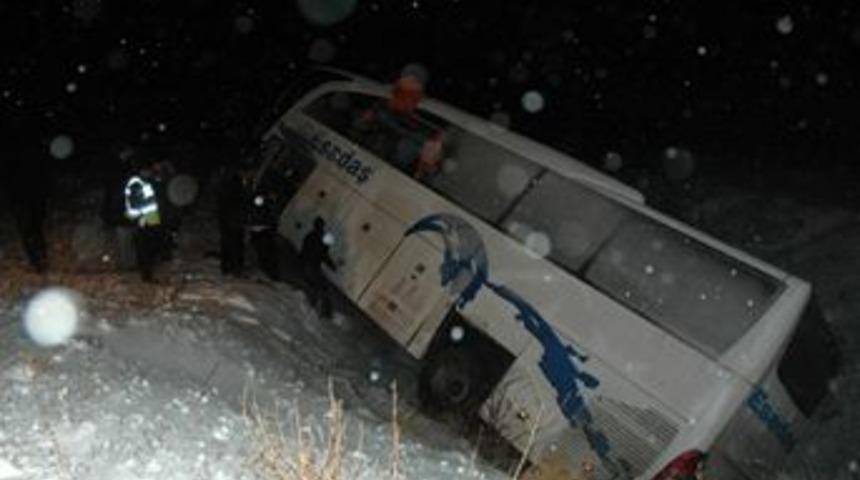 Yolcu otob&uuml;s&uuml; şarampole yuvarlandı: 36 yaralı