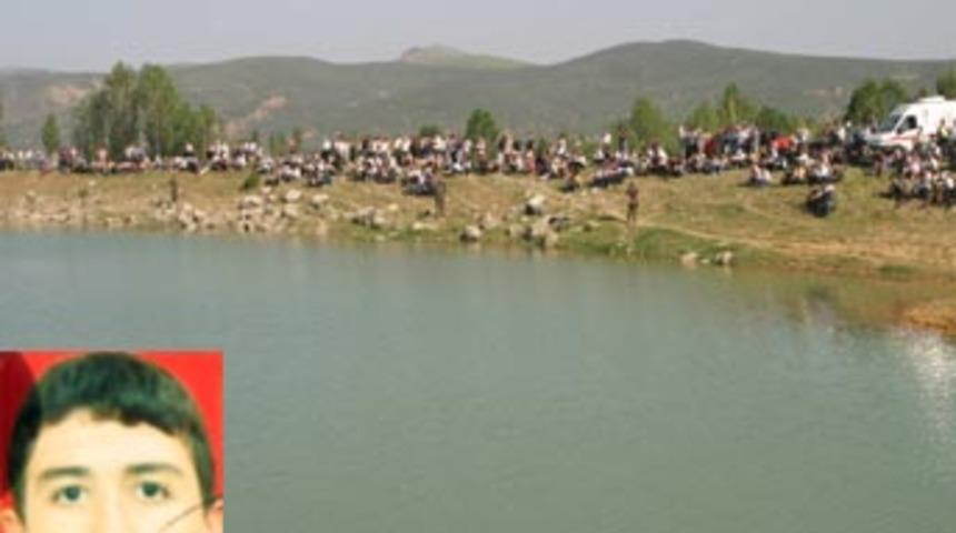Y&uuml;zmek i&ccedil;in girdiği g&ouml;lette kayboldu