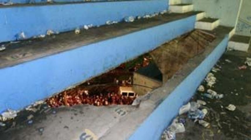 Taraftarlar bu delikten d&uuml;şt&uuml;: 8 &ouml;l&uuml;!