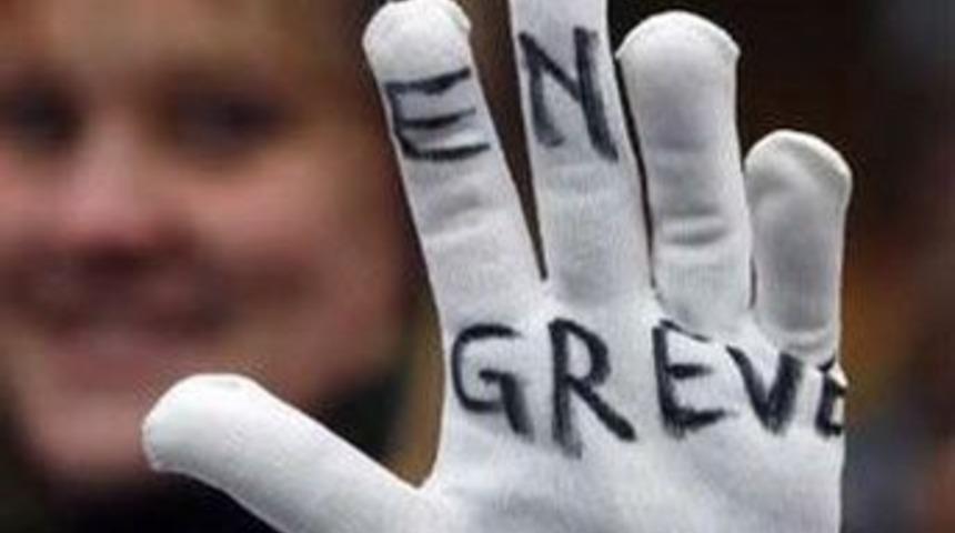 Fransa'da grev hayatı fel&ccedil; etti