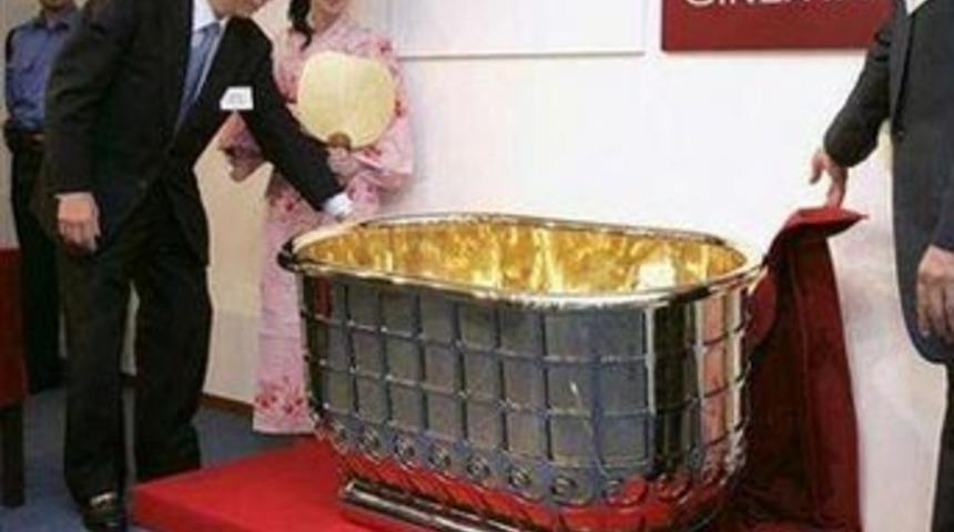 Oteldeki altın banyo k&uuml;veti &ccedil;alındı
