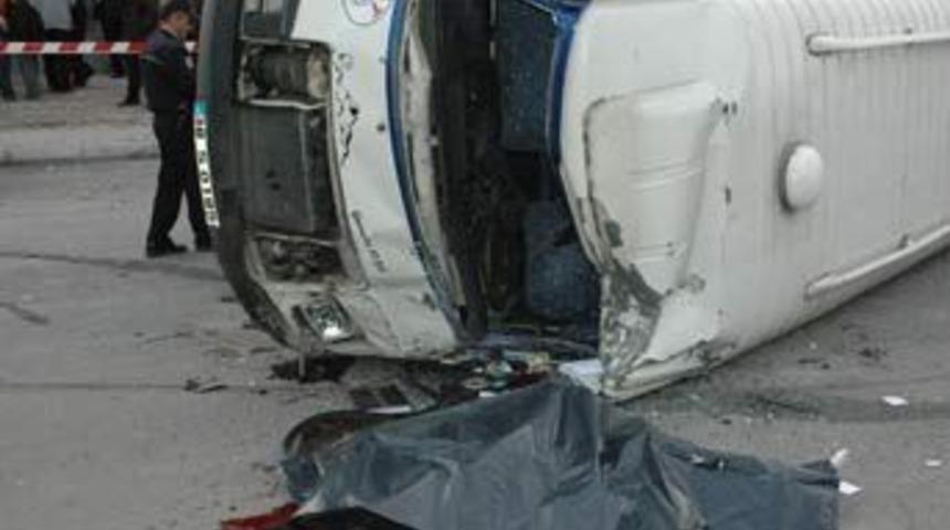 Servis minib&uuml;s&uuml; devrildi: 1 &ouml;l&uuml;, 3 yaralı